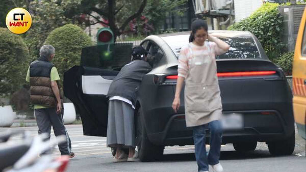 王子殿下1/直擊!粿粿低調駕車繞行社區「警戒防拍」 王子又躲昆凌5千萬豪宅避風頭