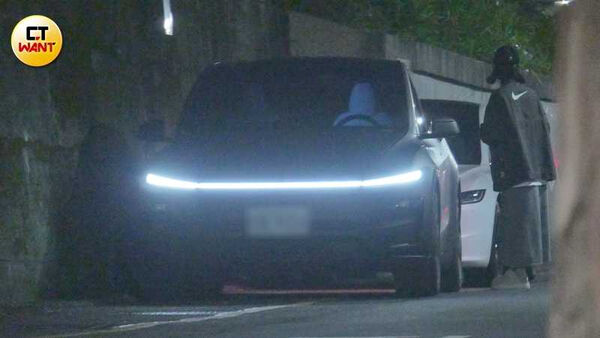 王子殿下1/直擊!粿粿低調駕車繞行社區「警戒防拍」 王子又躲昆凌5千萬豪宅避風頭