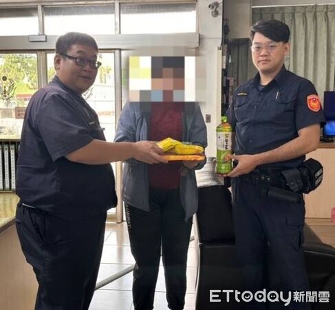 ▲東港警方幫助簡姓婦人。(圖/記者陳崑福翻攝)