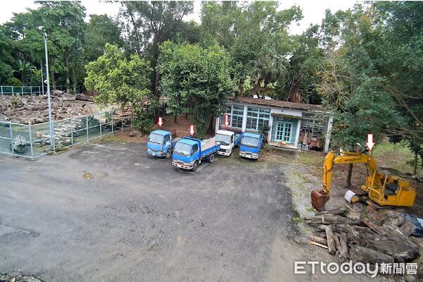 ▲▼花蓮分署首度以空拍視野拍攝3輛貨車及1台挖土機,提供應買搶標民眾參考。(圁/花蓮分署提供,下同)