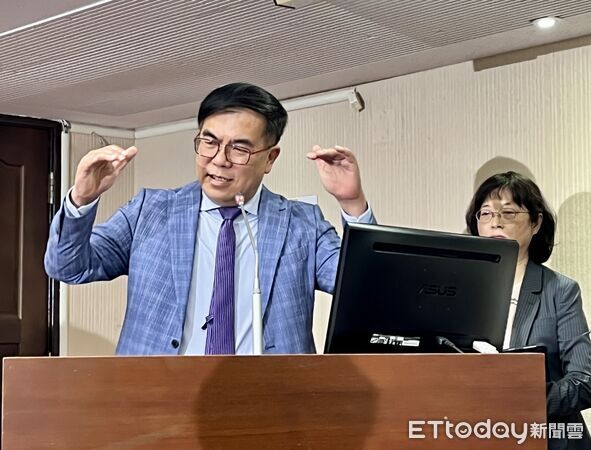▲▼環境部長彭啓明表示,廢棄馬鈴薯屬農業廢棄物,可先做成生質能或堆肥,最差才會送到焚化爐。(圖/記者許敏溶攝)