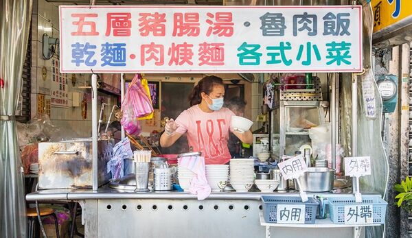 ▲六號碼頭麵店-五層豬腸湯。(圖/小虎食夢網提供)