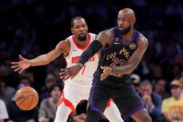 ▲杜蘭特(Kevin Durant)、詹姆斯(LeBron James)在季後賽首輪對決。(圖/達志影像/美聯社)