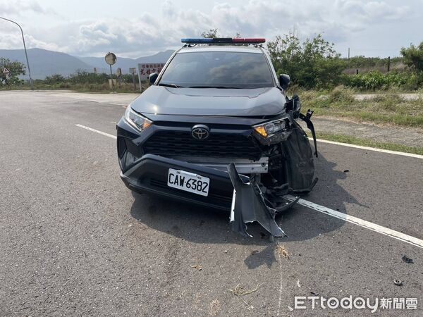 ▲恆春警方巡邏車爆胎自撞路燈桿。(圖/記者陳崑福翻攝)
