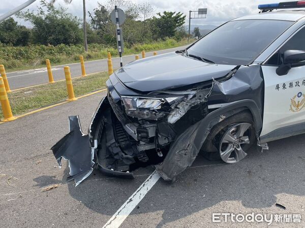 ▲恆春警方巡邏車爆胎自撞路燈桿。(圖/記者陳崑福翻攝)