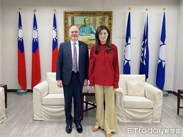 ▲國民黨主席鄭麗文今於中央黨部會見美國在台協會(AIT)處長谷立言(Raymond F. Greene)。(圖/AIT臉書)
