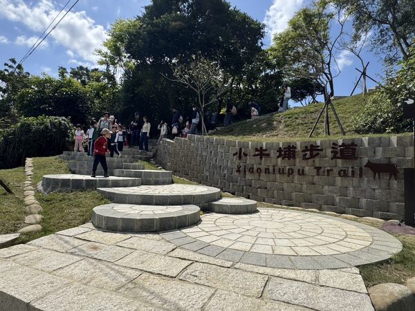 ▲小牛埔步道改善工程近日完工,不僅全面更新步道鋪面、強化階梯與排水設施,還增設雲朵狀「雲散平台」、「雲凝平台」等休憩空間。(圖/大地處提供)