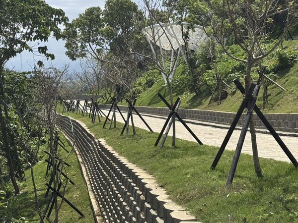 ▲小牛埔步道改善工程近日完工,不僅全面更新步道鋪面、強化階梯與排水設施,還增設雲朵狀「雲散平台」、「雲凝平台」等休憩空間。(圖/大地處提供)