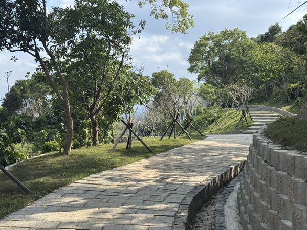 ▲小牛埔步道改善工程近日完工,不僅全面更新步道鋪面、強化階梯與排水設施,還增設雲朵狀「雲散平台」、「雲凝平台」等休憩空間。(圖/大地處提供)