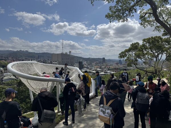 ▲小牛埔步道改善工程近日完工,不僅全面更新步道鋪面、強化階梯與排水設施,還增設雲朵狀「雲散平台」、「雲凝平台」等休憩空間。(圖/大地處提供)