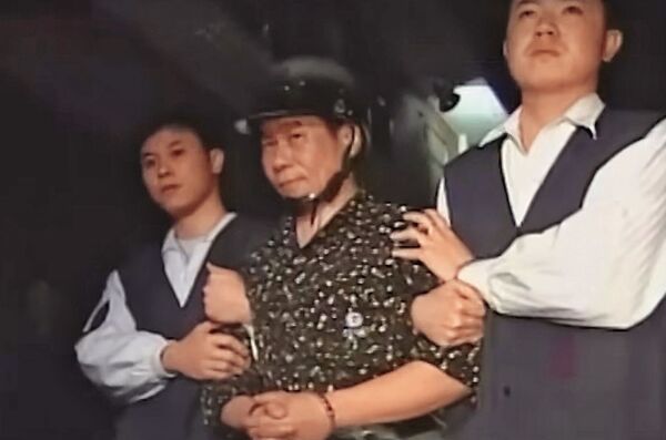 毒蟲鍾德樹(中)縱火燒死3人,最後遭判死刑定讞、槍決伏法。(翻攝東森新聞)