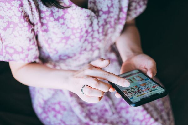 網友爆料自己媽媽用語音傳訊給他,但台語發音選字常讓他一頭霧水。(示意圖,pakutaso)