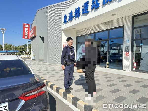 ▲東港警方載楊男搭車返家。(圖/記者陳崑福翻攝)