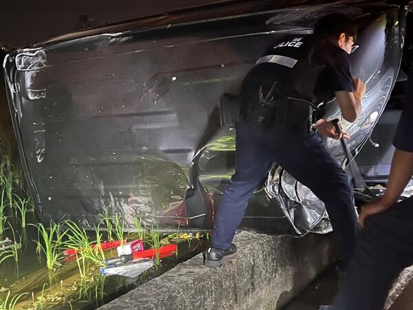 ▲黃姓男子酒駕失控自撞,側翻農田旁水溝上,酒測超標被法辦。(圖/記者楊永盛翻攝)