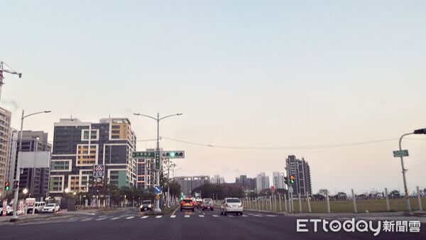 ▲▼ 高大特區,星巴克,楠梓,台17線 。(圖/記者張雅雲攝)