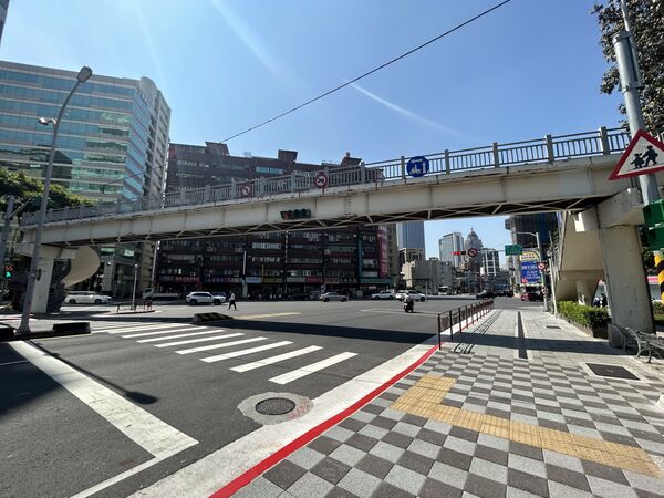 ▲永吉松隆天橋訂於115年5月1日深夜起拆除。(圖/翻攝自台北市工務局)