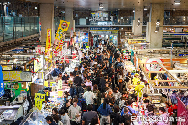 ▲▼日本下關唐戶市場,海鮮屋台街「生機勃勃的馬關街」。(圖/記者蔡玟君攝)