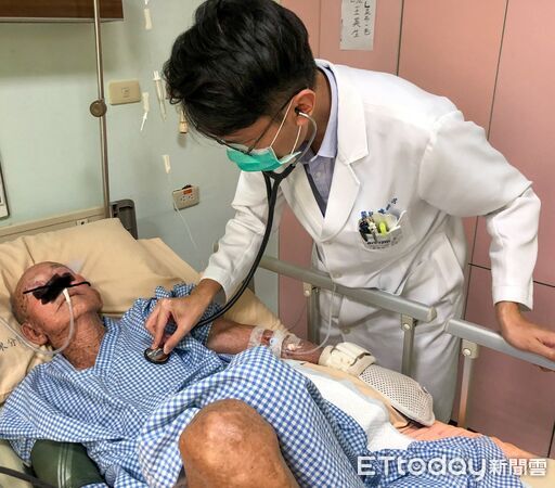 ▲長者肺炎風險高4倍,醫師陳映守揭6大預防關鍵。(圖/屏東榮總提供)