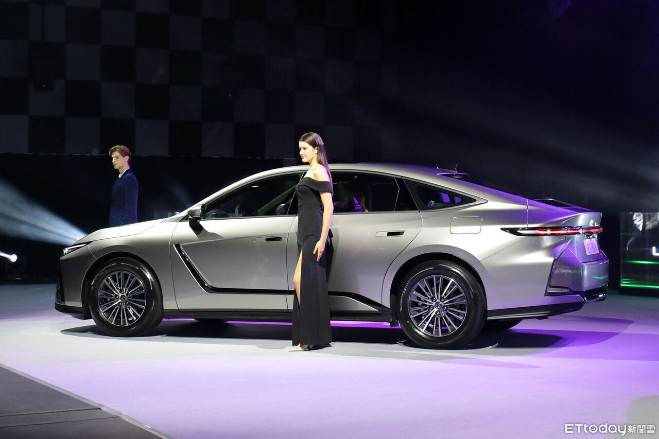 ▲177萬起!台灣Lexus「全新大改款ES房車」上市 油電&電動只差8萬。(圖/記者張慶輝攝)