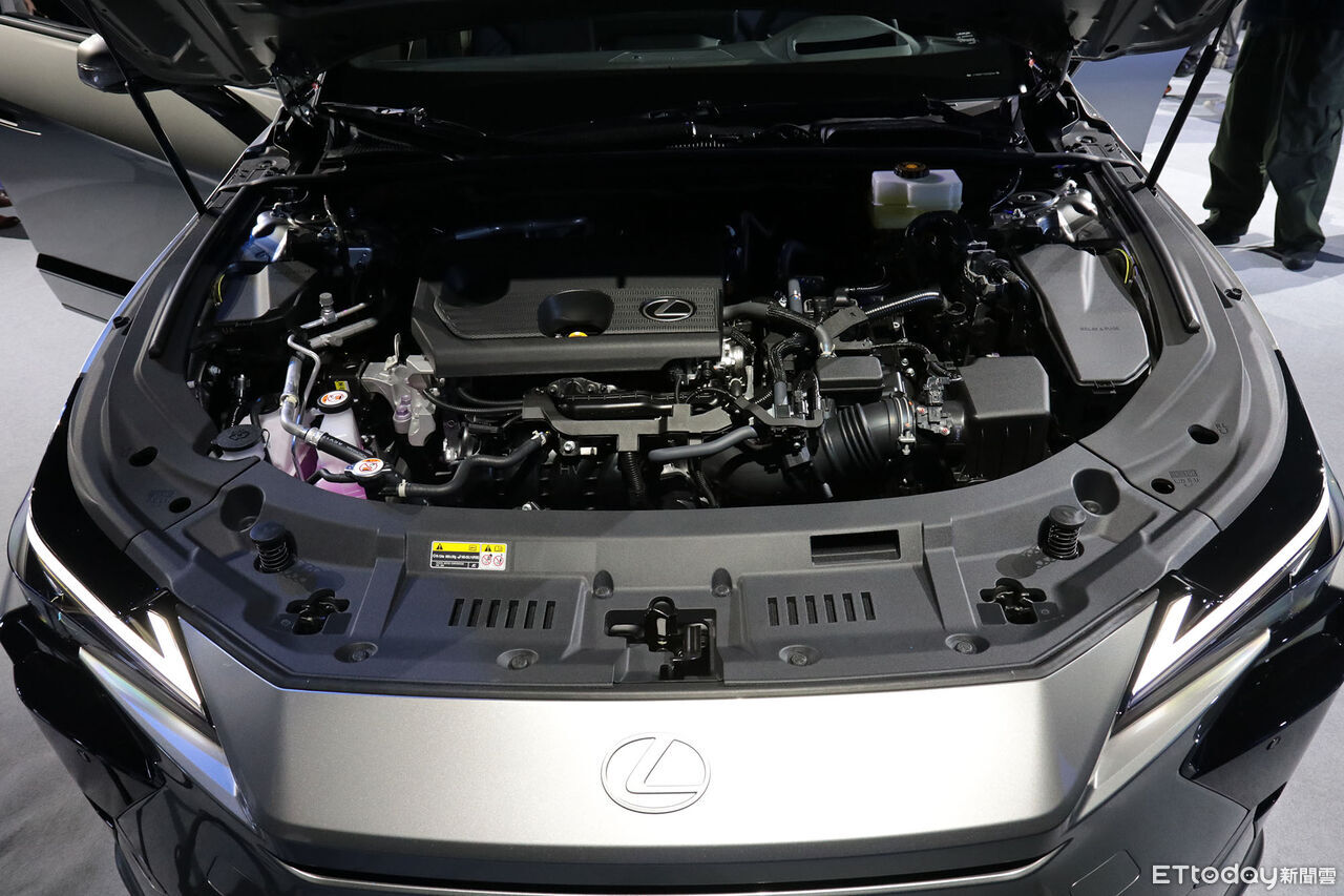 ▲177萬起!台灣Lexus「全新大改款ES房車」上市 油電&電動只差8萬。(圖/記者張慶輝攝)