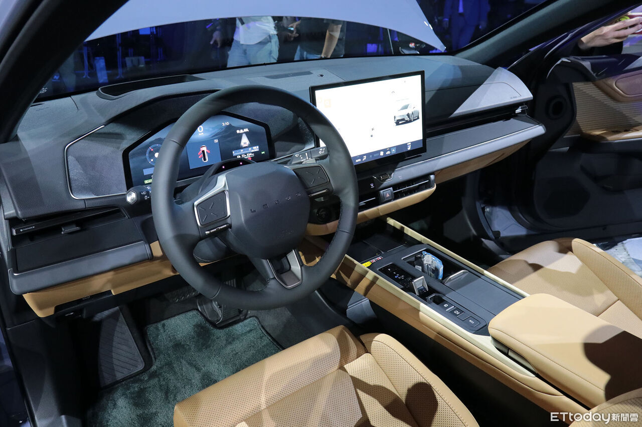 ▲177萬起!台灣Lexus「全新大改款ES房車」上市 油電&電動只差8萬。(圖/記者張慶輝攝)