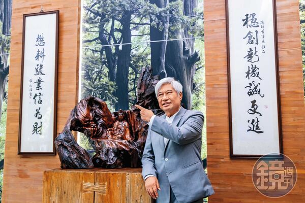 陳進財熱愛書法,特別將寫有「穩懋」與他經商之道「誠信」四字的作品高掛在總部大廳。