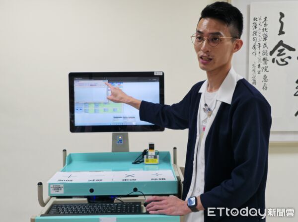 北榮燒傷中心護理師蕭韜文示範ai交班。(圖/記者趙于婷攝)