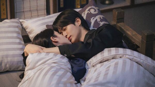 ▲IU、邊佑錫洞房之夜狂撒糖。(圖/Disney+提供)