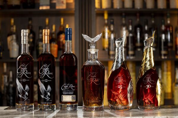 (由左至右)Eagle Rare系列包括:Eagle Rare 10年、Eagle Rare 12年、 Eagle Rare 17年、Double Eagle Very Rare 20年、Eagle Rare 25年及Eagle Rare 30年。(邦瀚斯提供)