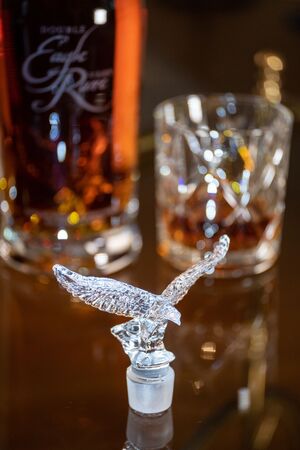 Double Eagle Very Rare 20年美國波本威士忌的瓶蓋設計極盡奢華,水晶飛鷹瓶蓋與瓶身內部的一隻水晶老鷹形成「雙鷹」呼應。(邦瀚斯提供)