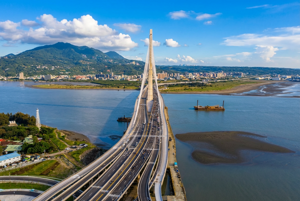 ▲隨著淡江大橋通車,淡水整體觀光動能持續升溫,鄰近的將捷金鬱金香酒店5月推出「春季線上旅展」。(圖/業者提供)