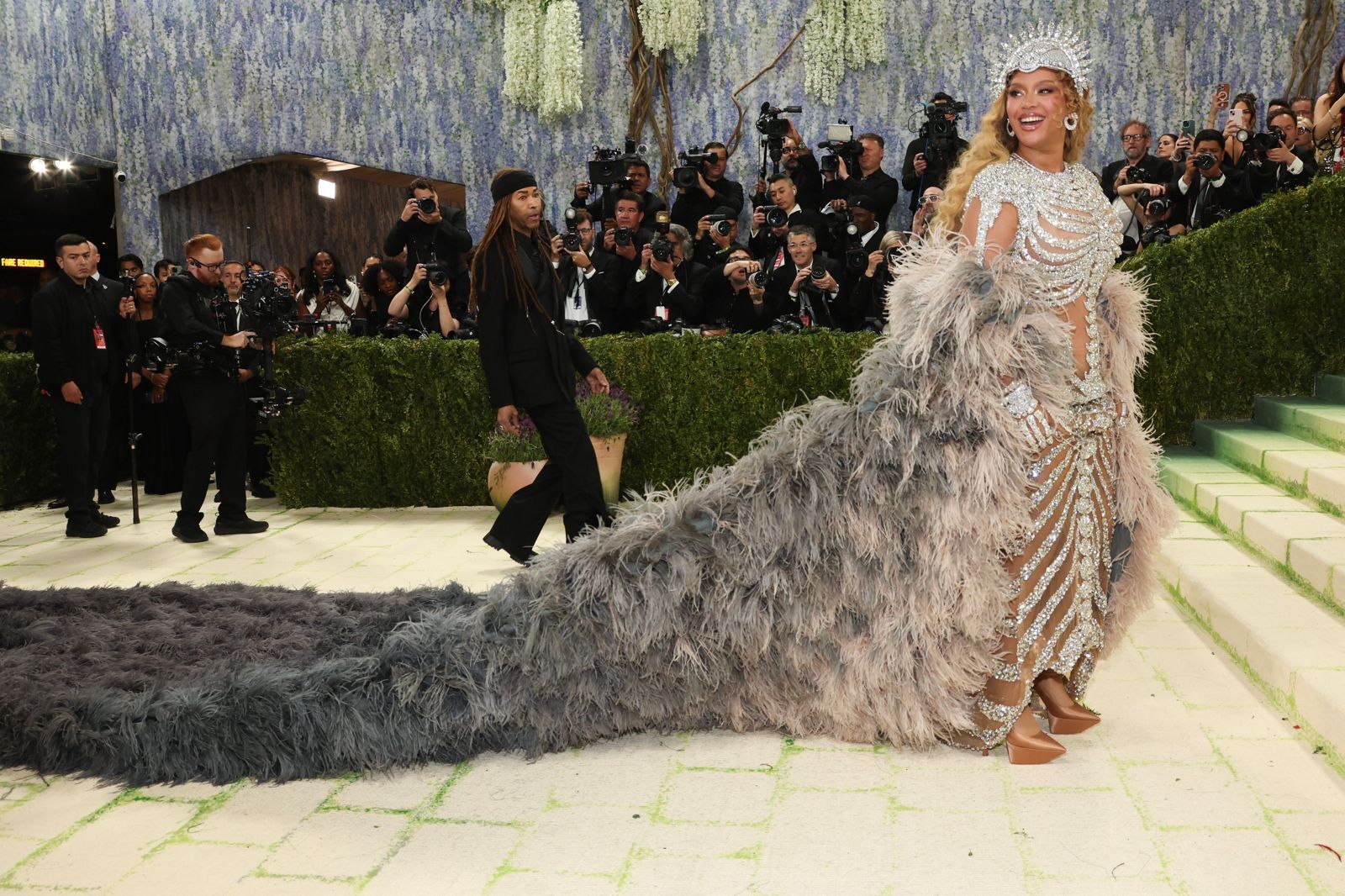 碧昂絲暌違10年回到了Met Gala,選穿法國設計師Olivier Rousteing的服裝,綴滿羽毛,與鑲嵌數百克拉的蕭邦鑽石。(東方IC)