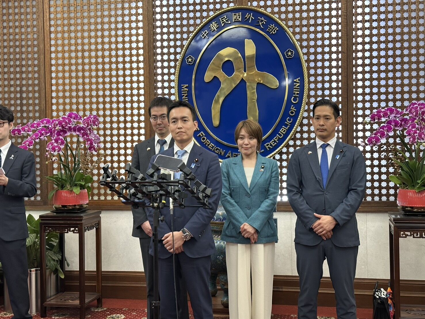 ▲▼日本自民黨青年局長平沼正二郎眾議員率幹部訪團於今(5日)下午在外交部正門接受媒體聯訪。(圖/記者詹詠淇攝)
