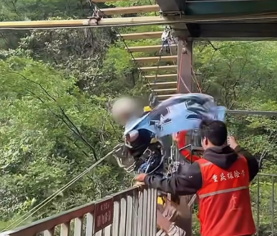 ▲▼陸少女玩高空滑索慘墜谷身亡。(圖/翻攝自微博)