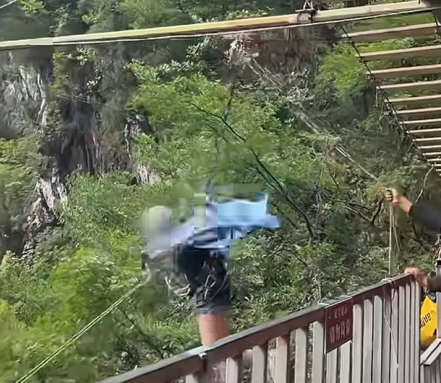 ▲▼陸少女玩高空滑索慘墜谷身亡。(圖/翻攝自微博)