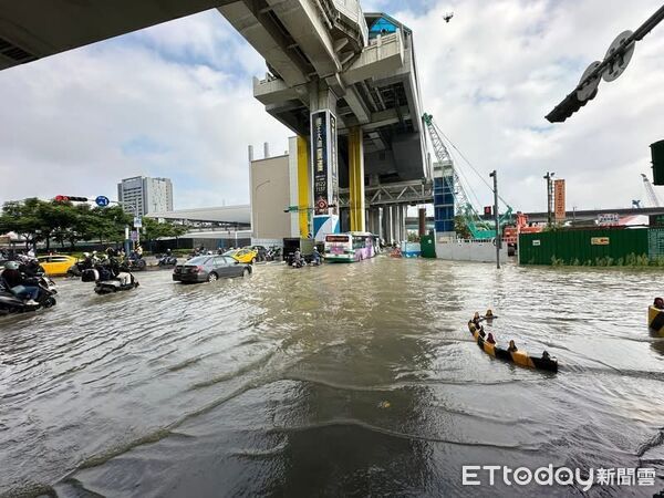 ▲新北新莊思源路爆管淹水。(圖/記者陳以昇翻攝)