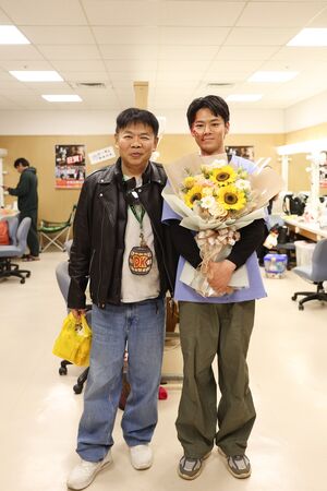▲羅子惟在《豆腐媽媽》領便當。(圖/民視提供)