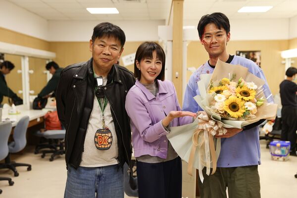 ▲羅子惟在《豆腐媽媽》領便當。(圖/民視提供)