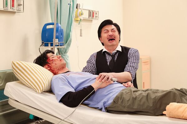 ▲羅子惟在《豆腐媽媽》領便當。(圖/民視提供)