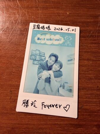 ▲羅子惟在《豆腐媽媽》領便當。(圖/民視提供)