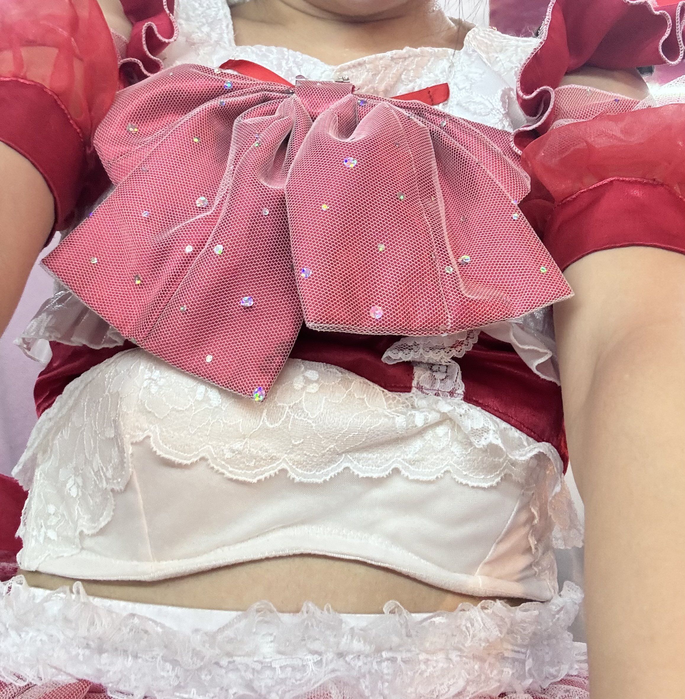 ▲▼日女偶像跳太嗨「內衣滑落到腰」下台才發現嚇瘋。(圖/翻攝自X/ol_rikacha)