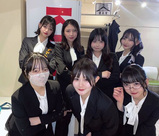 ▲▼日女偶像跳太嗨「內衣滑落到腰」下台才發現嚇瘋。(圖/翻攝自X/ol_rikacha)
