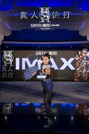 ▲《真人快打 II》導演在片中埋下多達「100個遊戲彩蛋」,知名網紅品子化身新登場角色「琪塔娜」。(圖/華納提供)