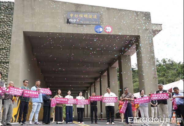 ▲雲林縣道149乙線牛奶科明隧道舉行通車典禮,地方鄉親熱鬧慶祝。(圖/記者游瓊華翻攝)