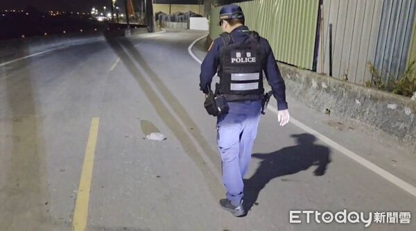 ▲東港警方保護烏龜到安全處所。(圖/記者陳崑福翻攝)