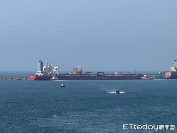 ▲君善輪載運約200萬桶沙烏地原油今日中午正式駛入雲林麥寮港。(圖/記者游瓊華翻攝,下同)