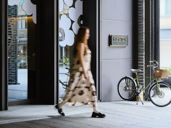 ▲金普頓大安與芬蘭設計品牌Marimekko合推期間限定「仲夏花漾藝境 Stay in Bloom」主題房。(圖/業者提供)