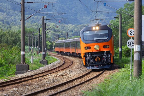 ▲鳴日廚房今夏首度停靠宜蘭南澳車站,並以全新在地星級盛宴及微醺主題活動,帶領旅客深入台灣風土。(圖/雄獅旅遊提供)