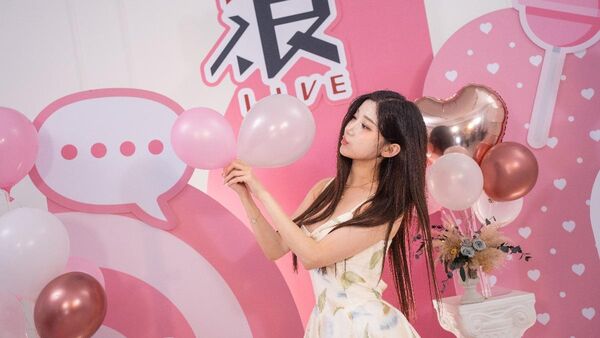 ▲▼李珠珢首度登上浪LIVE開播,以粉嫩公主風造型甜美亮相。(圖/浪LIVE提供)