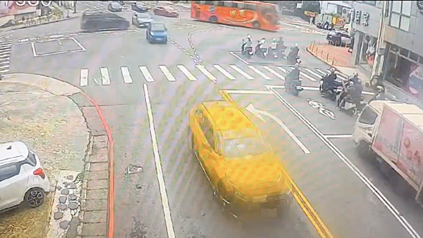 ▲桃園市張姓男子今日上午酒後駕駛黑色褓姆車行經桃園區經國路段闖紅燈,連撞2車肇事,圖為監視畫面。(圖/桃園警分局提供)